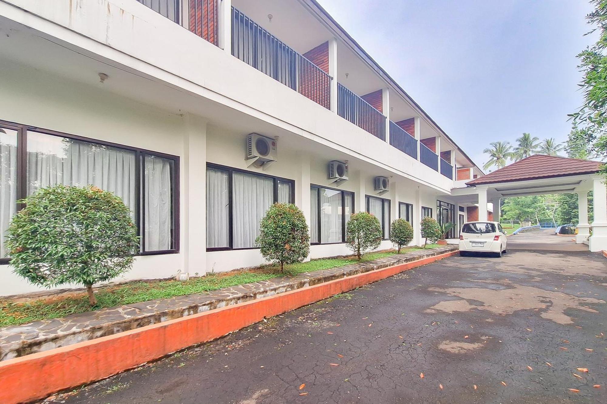Urbanview Hotel Tridaya Cisarua Puncak Exterior foto