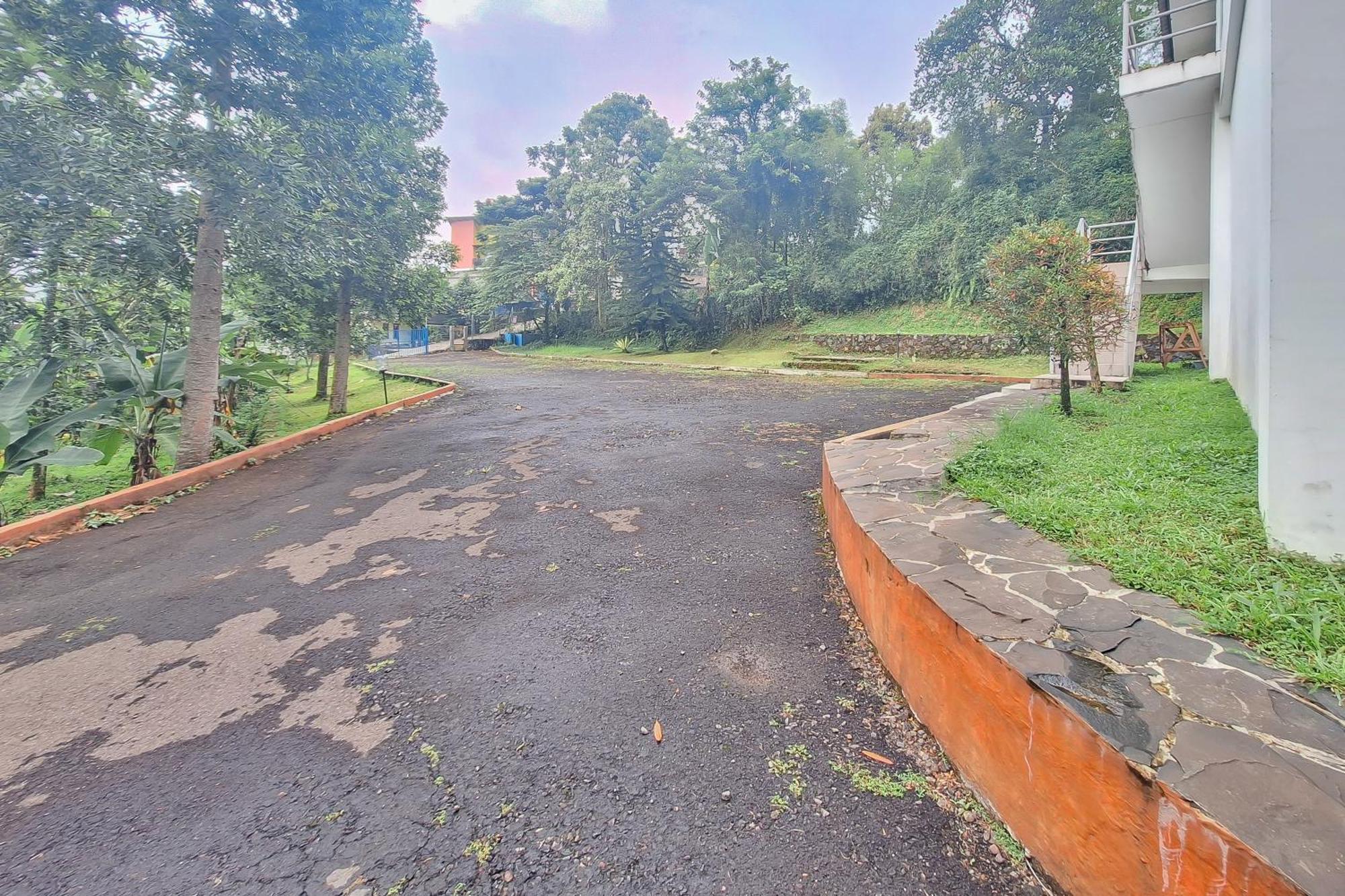 Urbanview Hotel Tridaya Cisarua Puncak Exterior foto