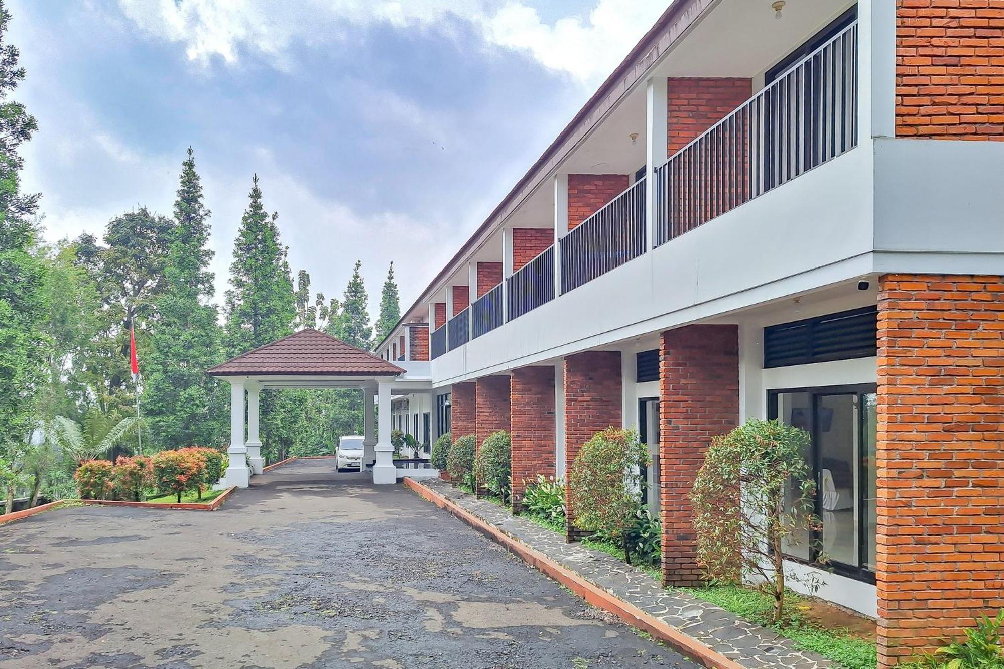 Urbanview Hotel Tridaya Cisarua Puncak Exterior foto